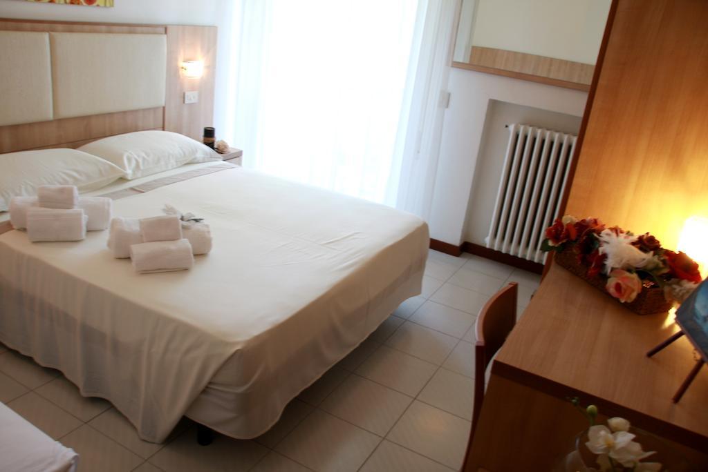 Hotel Astrid Cervia Quarto foto