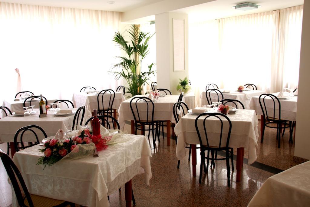 Hotel Astrid Cervia Exterior foto